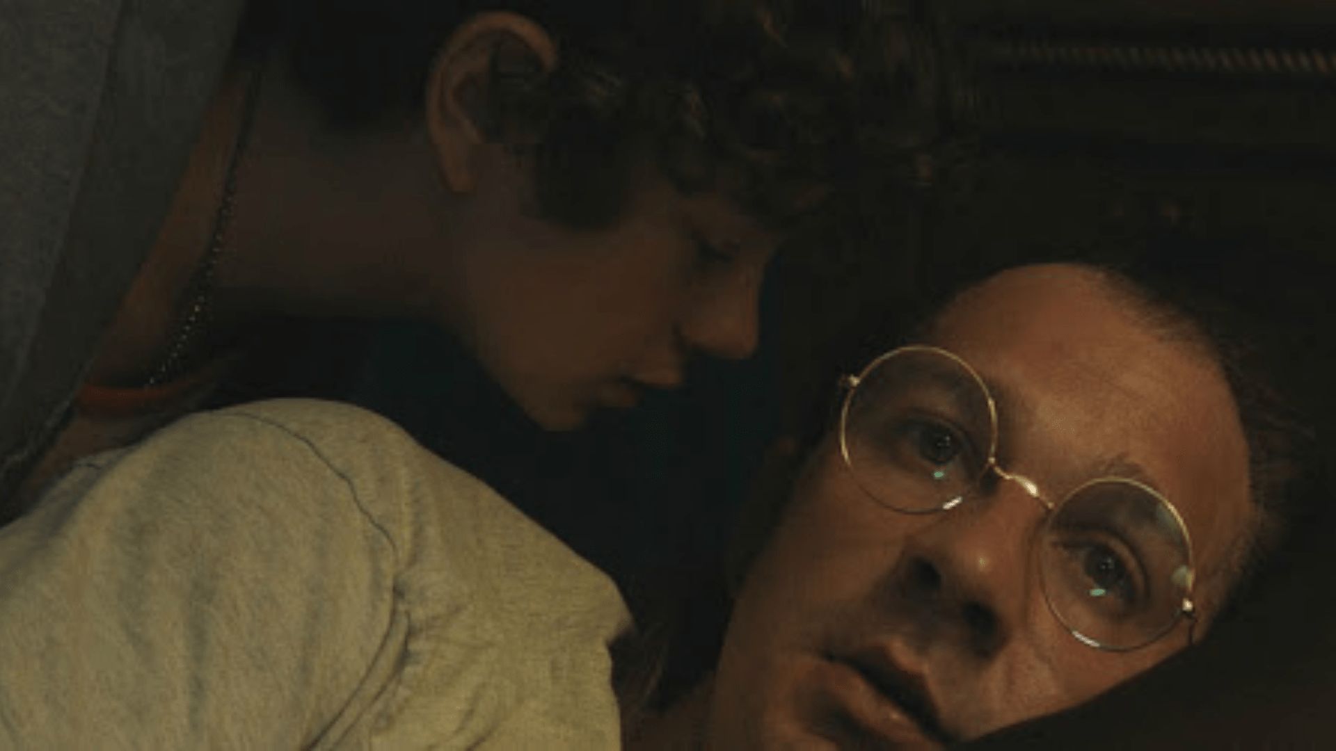 Shia Labeouf da piccolo insieme al padre in una scena di Honey Boy 10024979