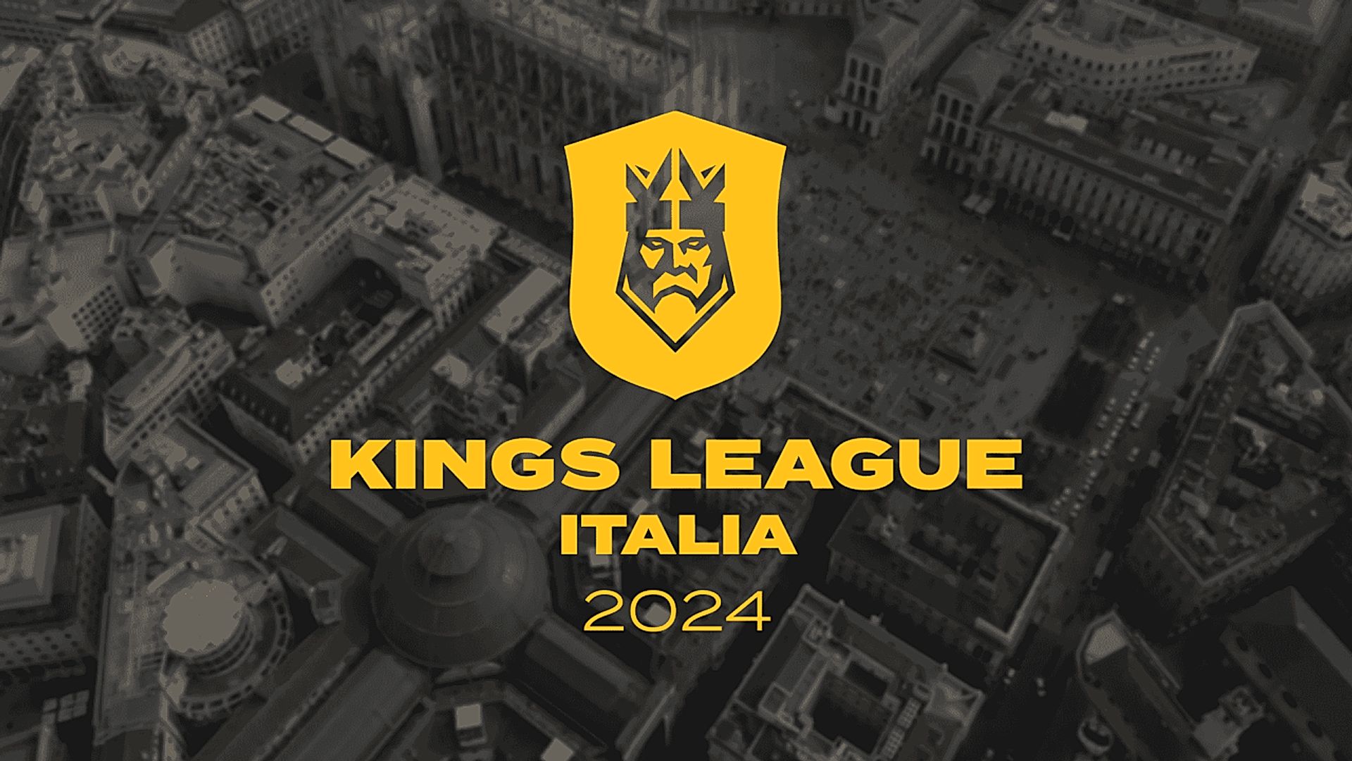 Logo della Kings League Italia 2024 su sfondo di una città dall'alto.