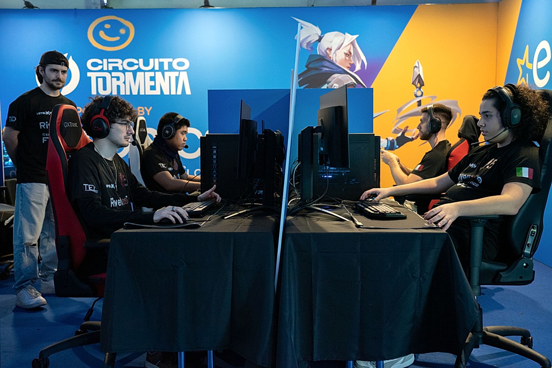 Team di Riverloop in un torneo di eSports, circuito Tormenta, ambiente competitivo. 10089040