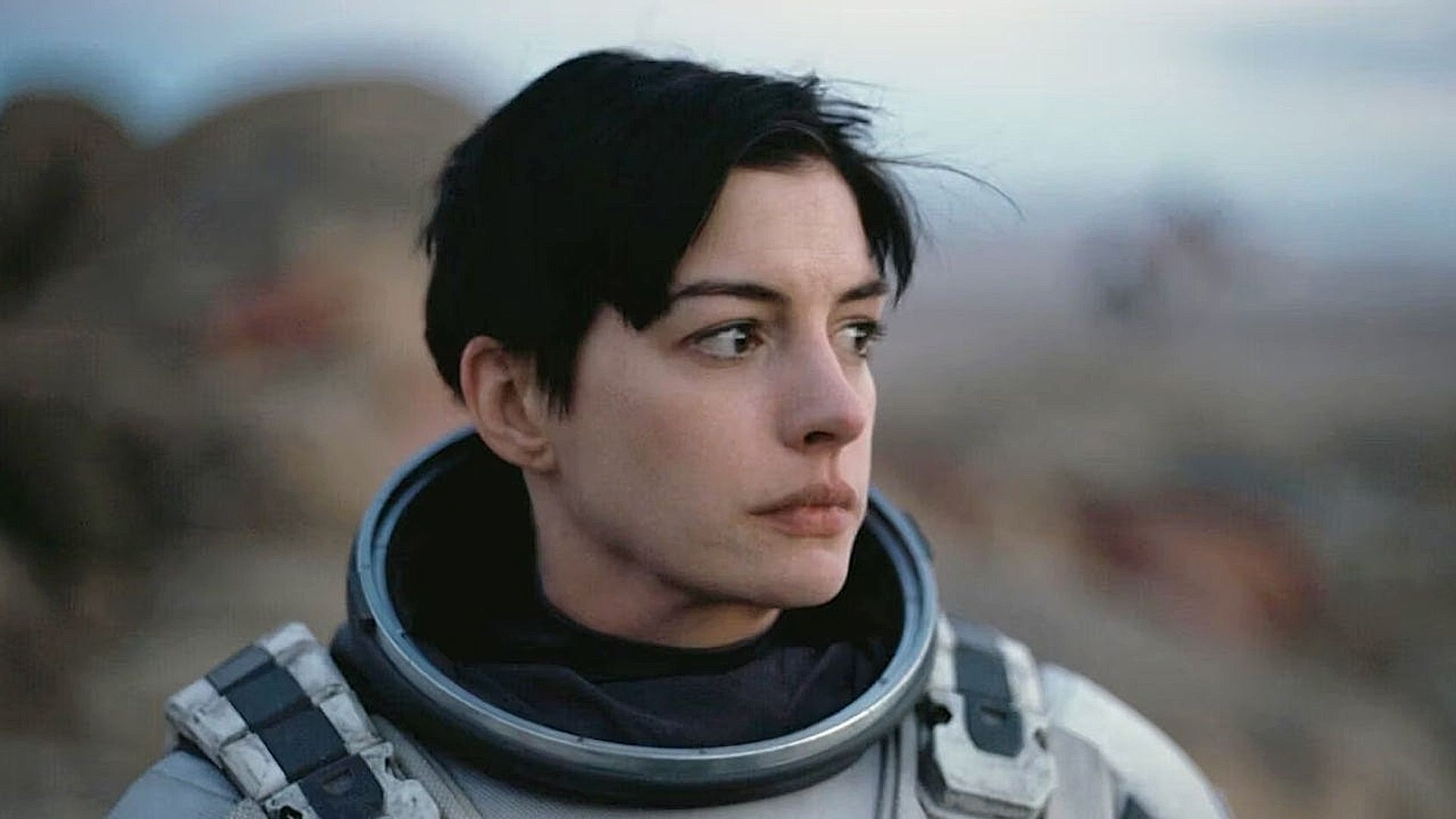 Anne Hathaway in una scena dal film Interstellar di Christopher Nolan.