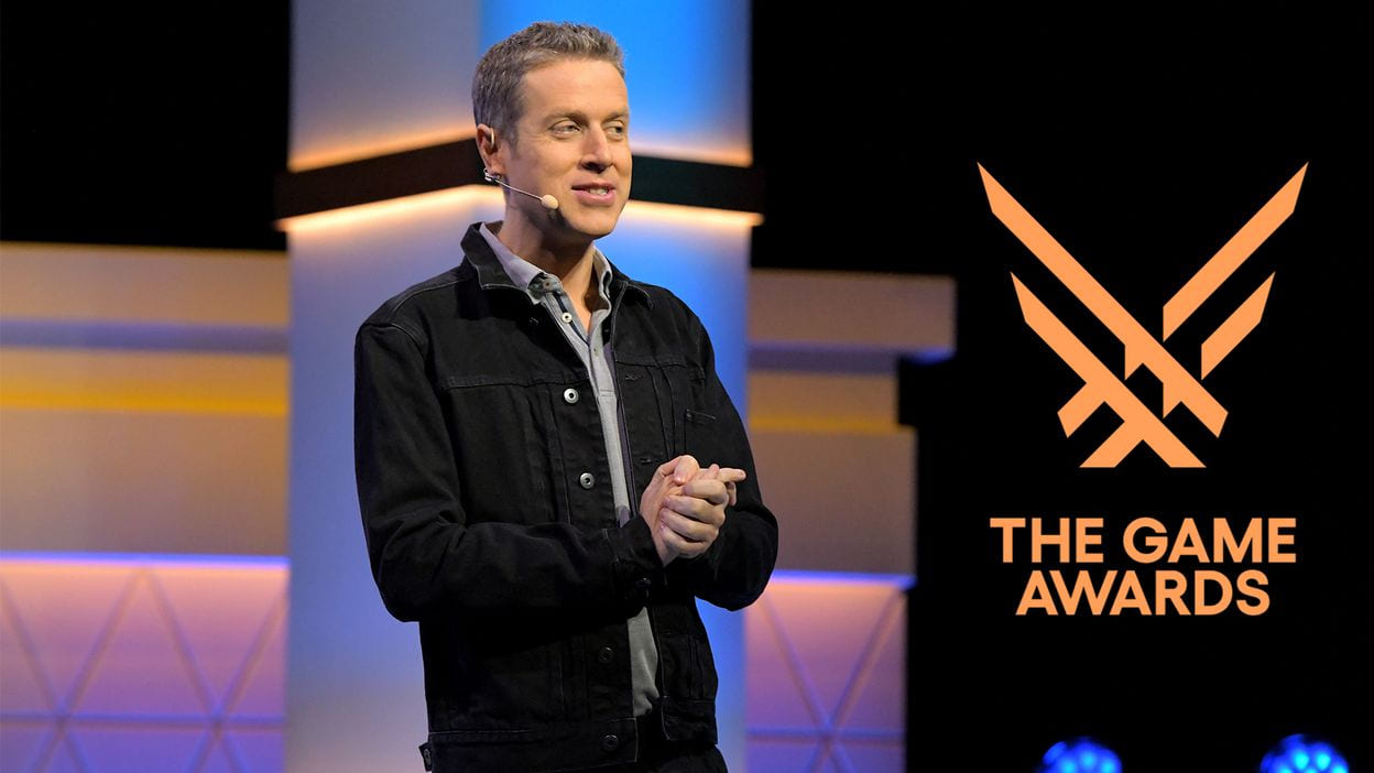 Presentatore sul palco dei The Game Awards con logo ufficiale sullo sfondo.