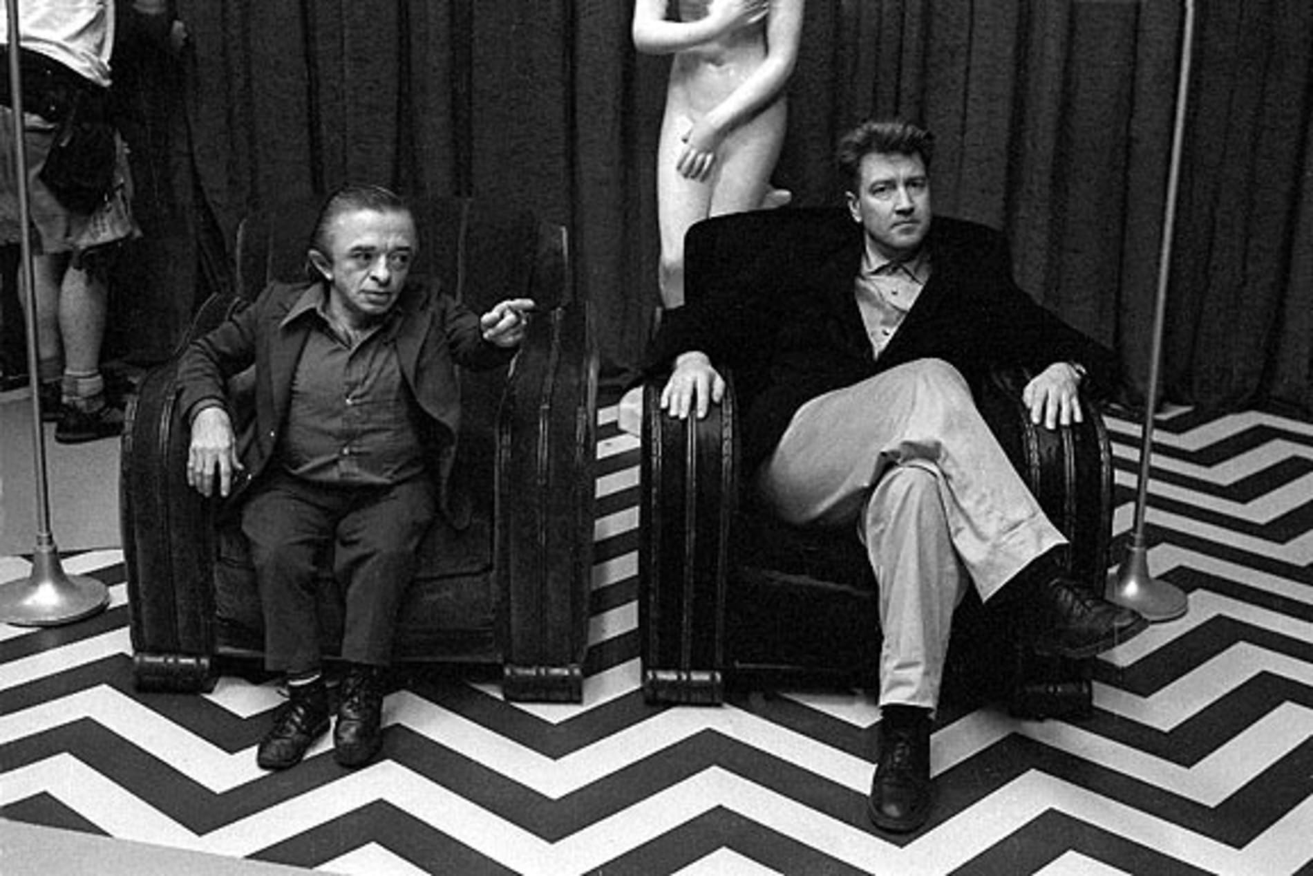 David Lynch e Michael J. Anderson sul set di Twin Peaks 10092634