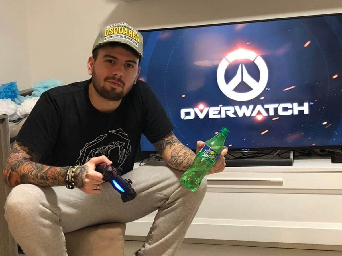 Youtuber GaBBOdSQUARED