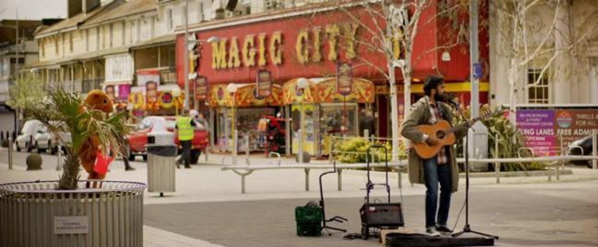 Scena iniziale di Yesterday col protagonista Jack, interpretato da Himesh Patel.