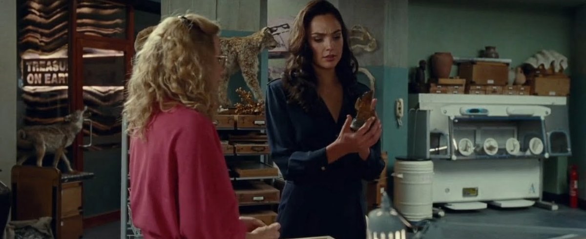 Gal Godot nei panni di Diana Prince, analizza il quarzo citrino.