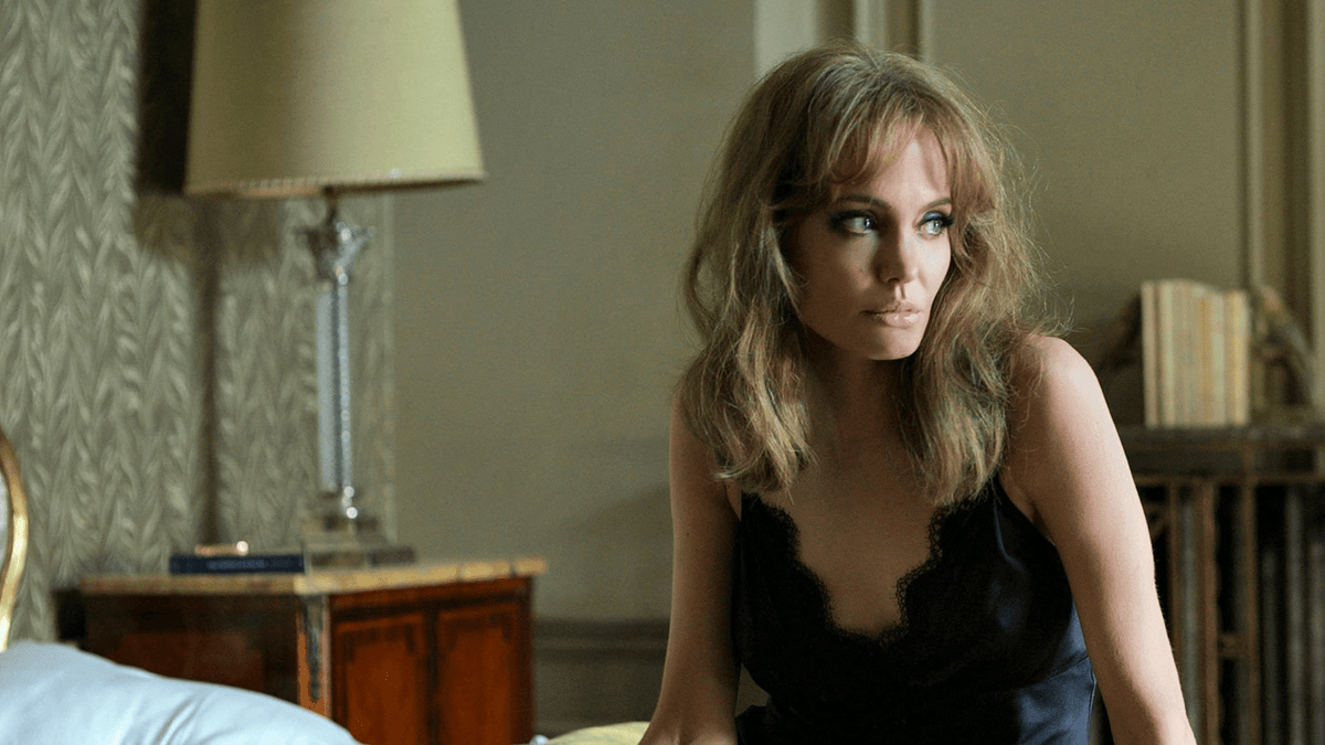 Angelina Jolie in una scena di By the sea