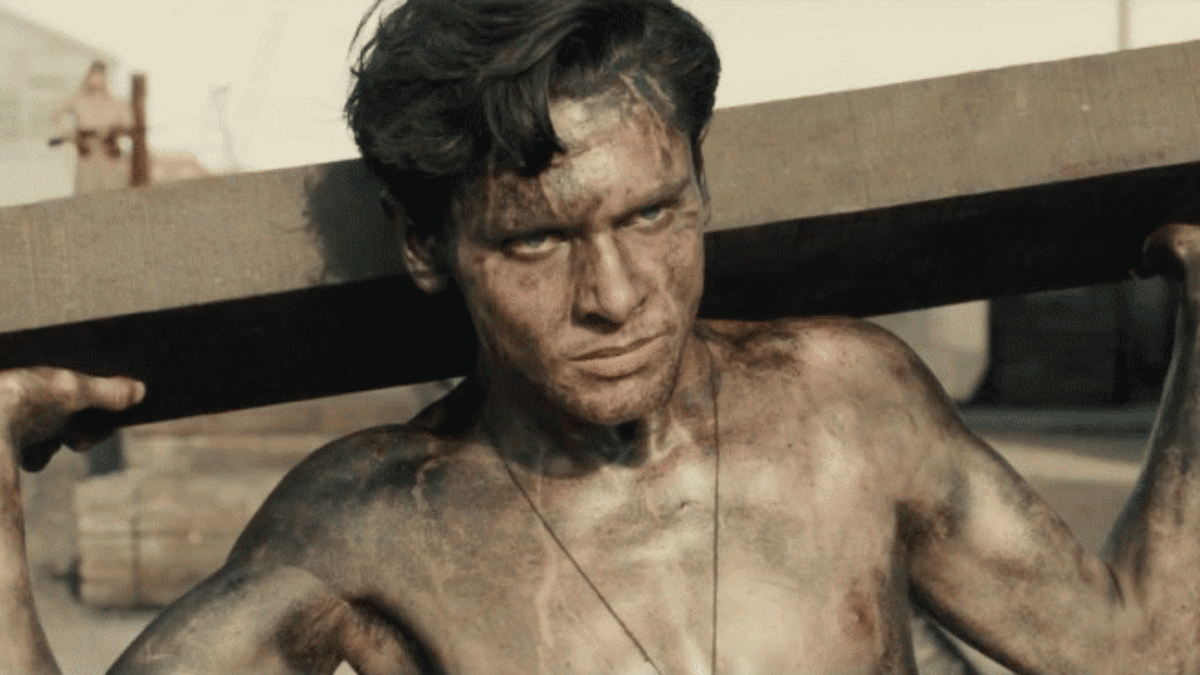 Jack O'Connell nel ruolo di Louis Zamperini