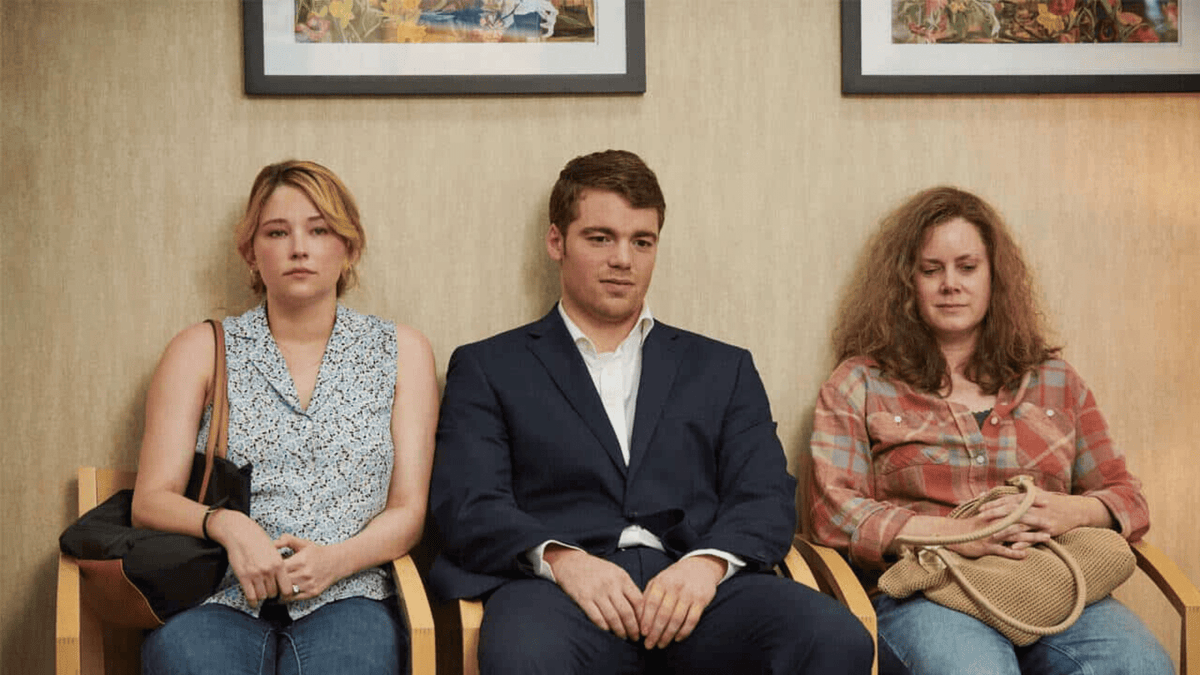 J.D. in una scena di Elegia Americana, con la madre e la sorella
