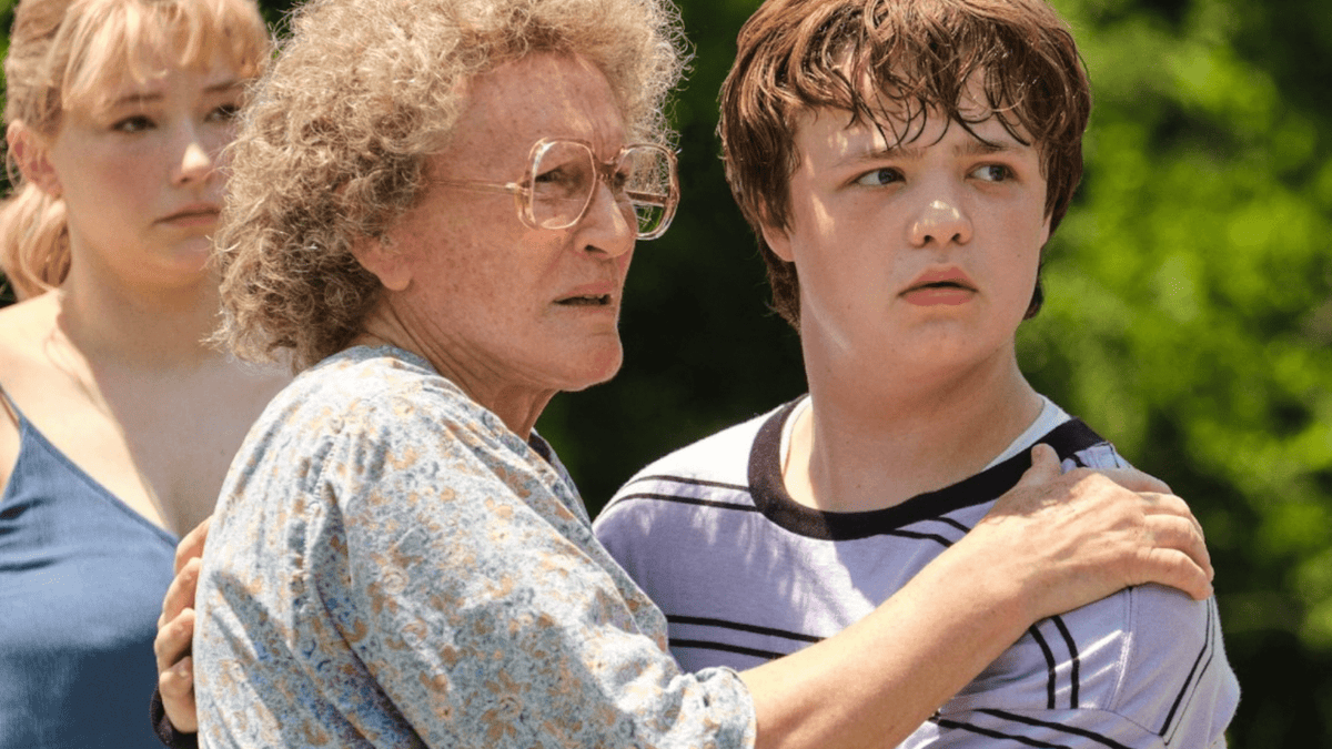J.D. da bambino insieme alla nonna in una scena di Elegia Americana