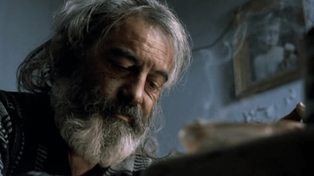 El Chivo in una scena di Amores Perros