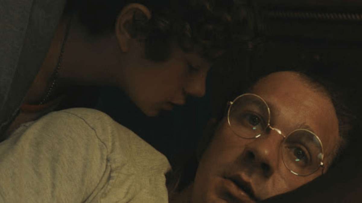 Shia Labeouf da piccolo insieme al padre in una scena di Honey Boy