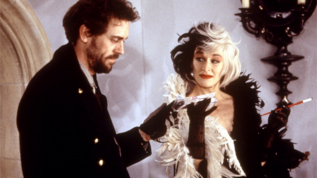 Gaspare (Huge Laurie) e Crudelia (Glenn Close)