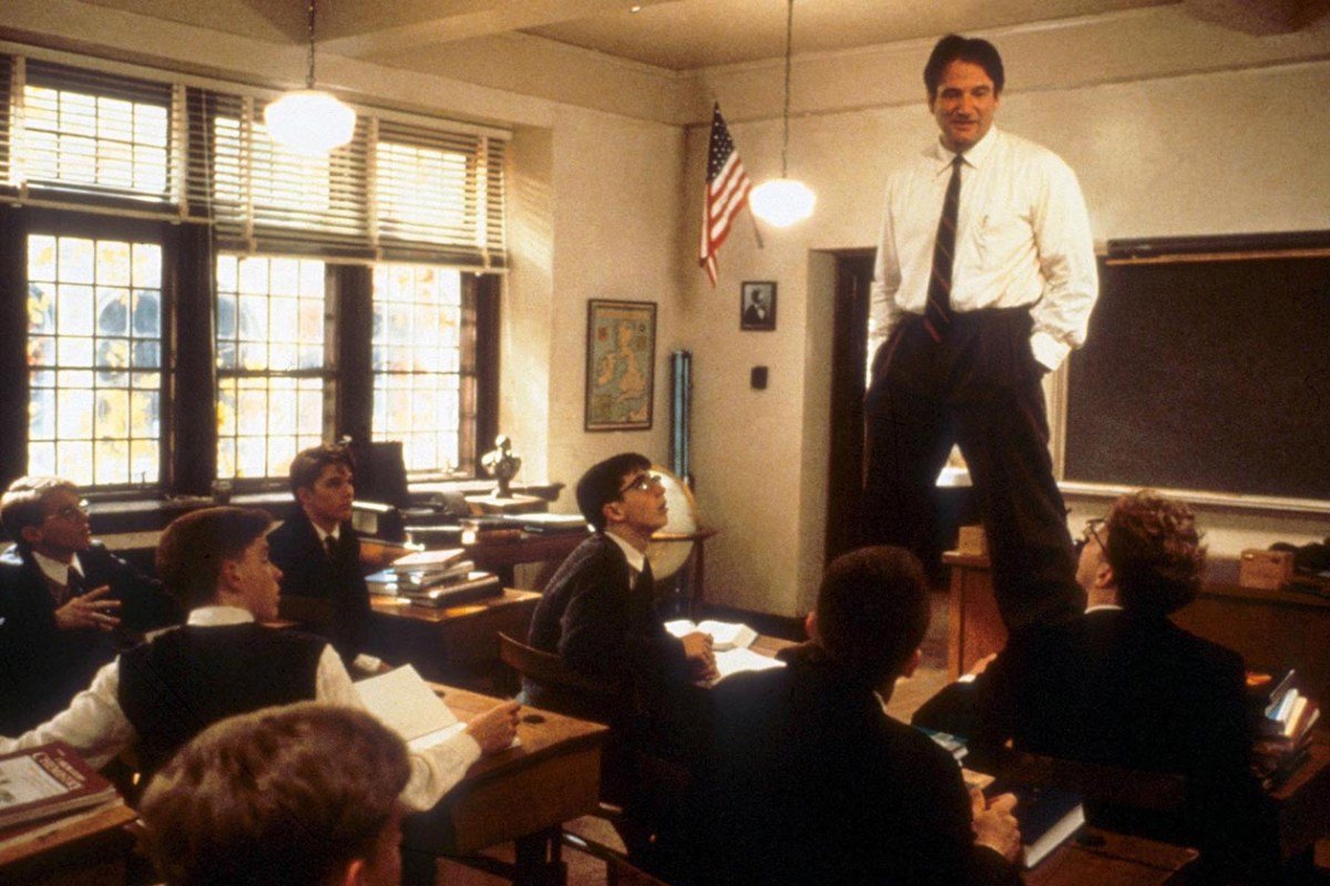 Il professor Keating sulla cattedra che fa lezione agli studenti