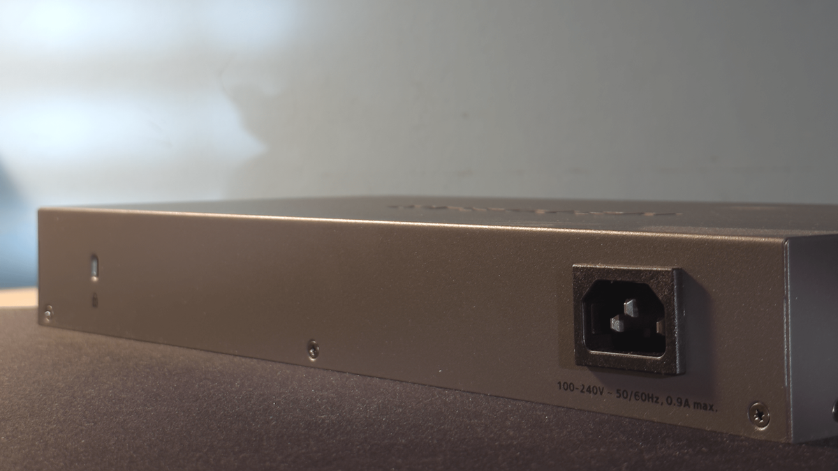Recensione dello switch di rete Netgear XS505M: scopri le prestazioni potenti fino a 10gbps e la flessibilità di connessione.