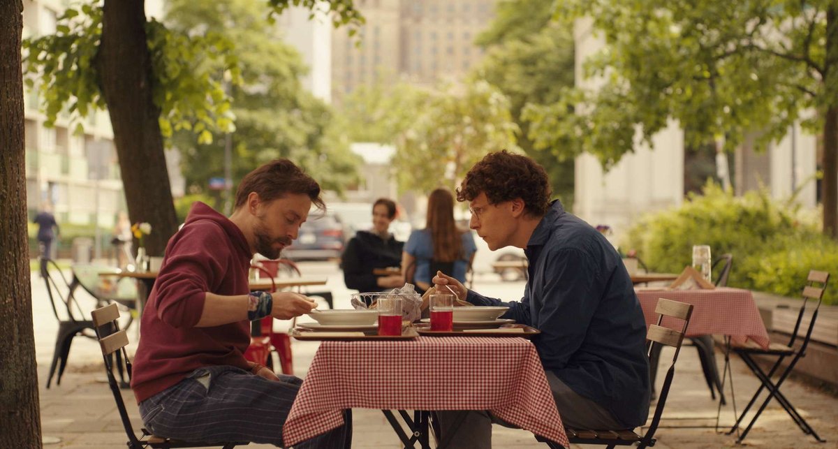Kieran Culkin e Jesse Eisenberg in A Real Pain