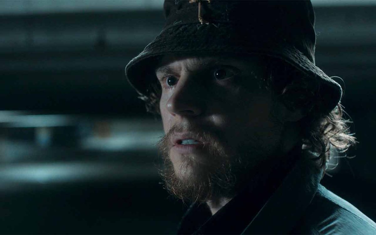 Evan Peters nei panni di Ralph Bohner in una scena dalla serie tv, Agatha All Along.