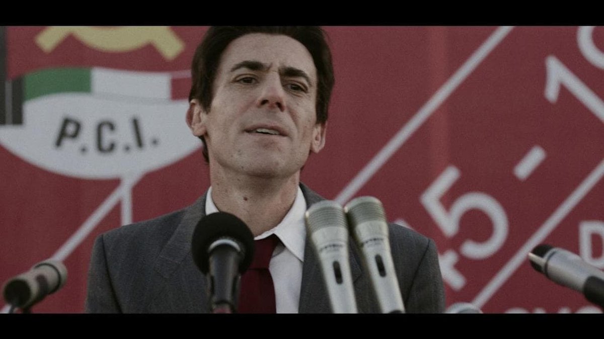 Elio Germano è Berlinguer in una scena dal film, Berlinguer - La grande ambizione.