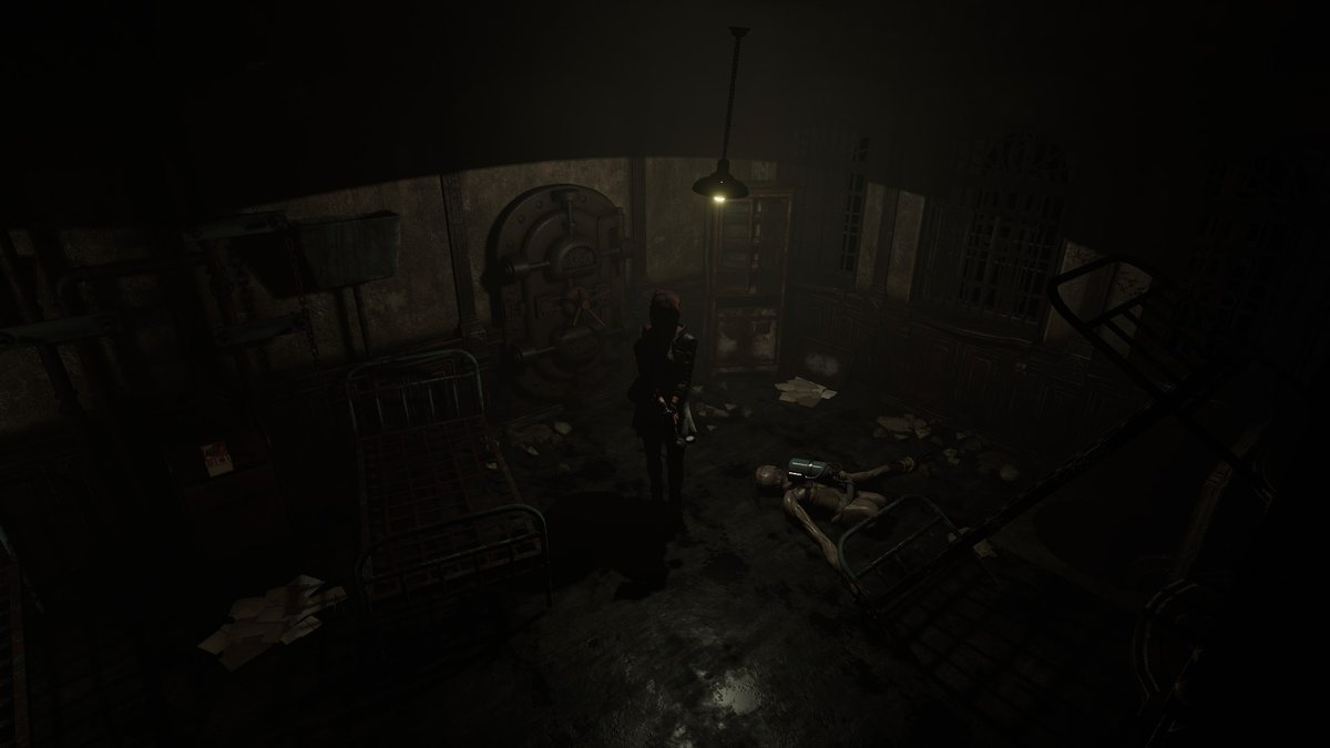Una stanza buia e inquietante in un videogioco horror, con un personaggio e un nemico a terra.