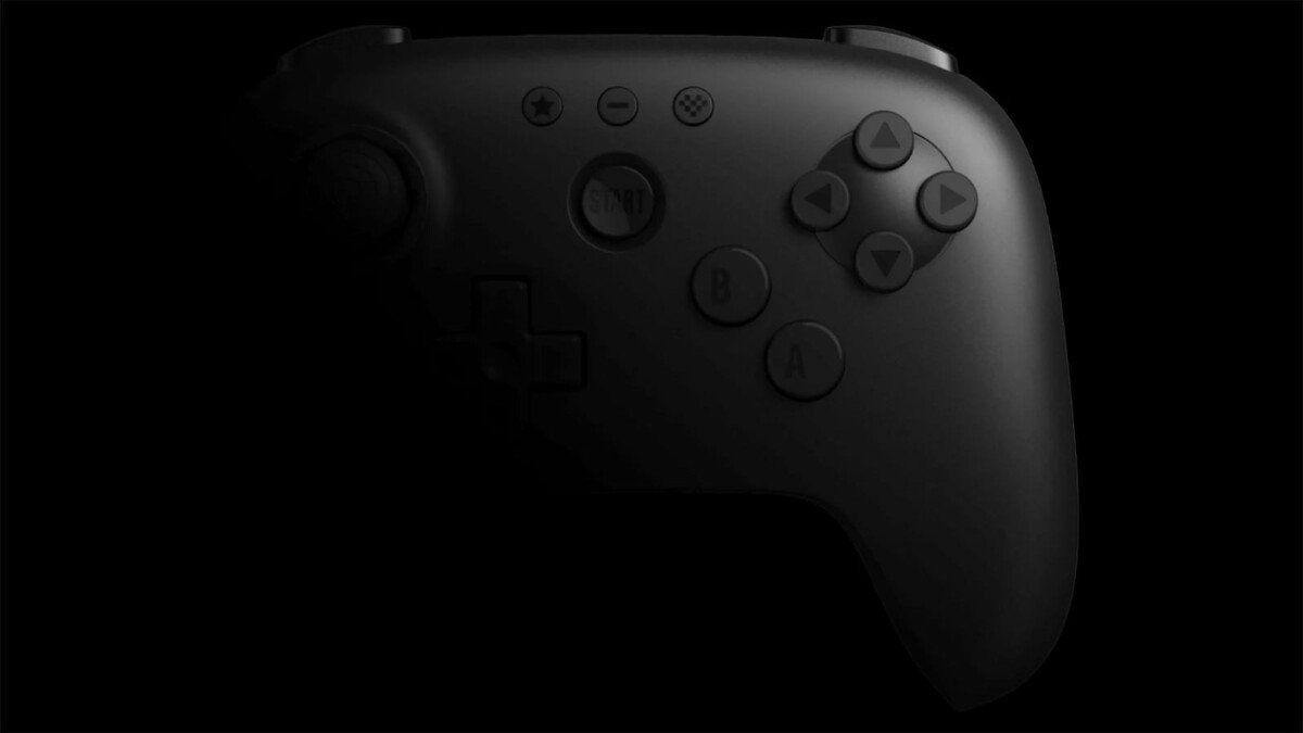 Controller di gioco nero con pulsanti A, B e frecce direzionali ben visibili su sfondo scuro.