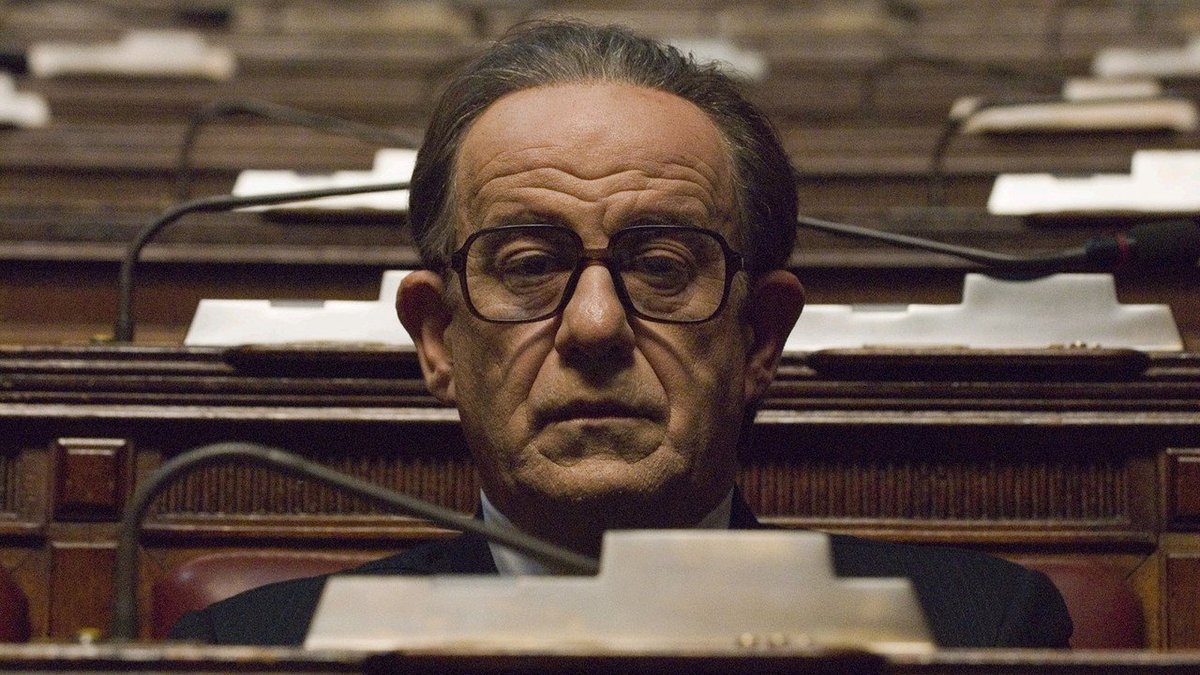 Toni Servillo nei panni di Giulio Andretti in una scena de "Il divo".