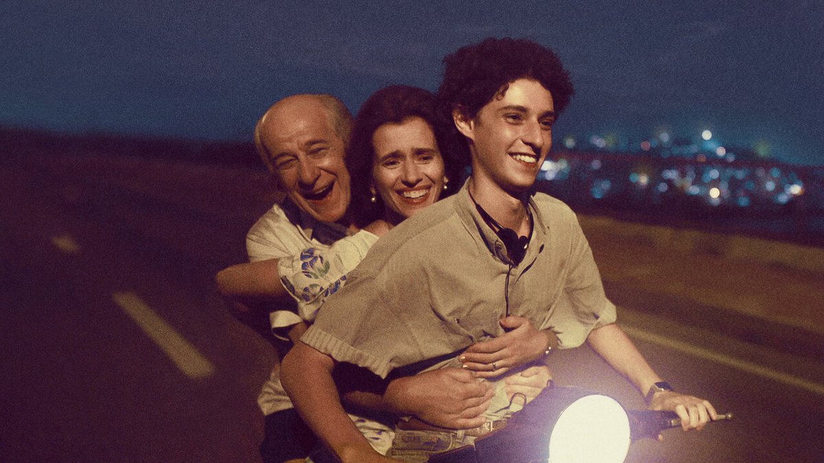 Toni Servillo, Teresa Saponangelo e Filippo Scotti in una scena di È stata la mano di Dio.