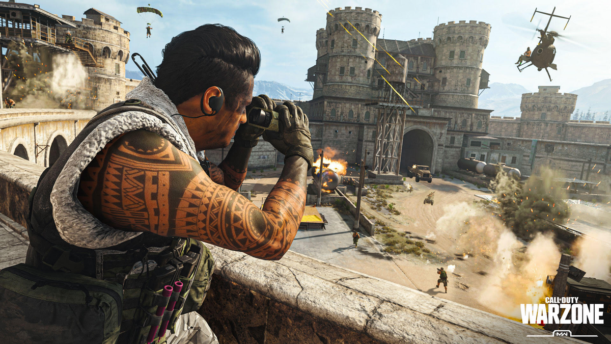 Soldato con binocolo in una scena di battaglia in Call of Duty: Warzone.