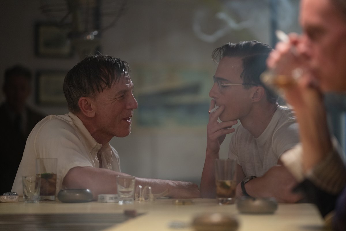 Una scena dal film Queer di Luca Guadagnino.