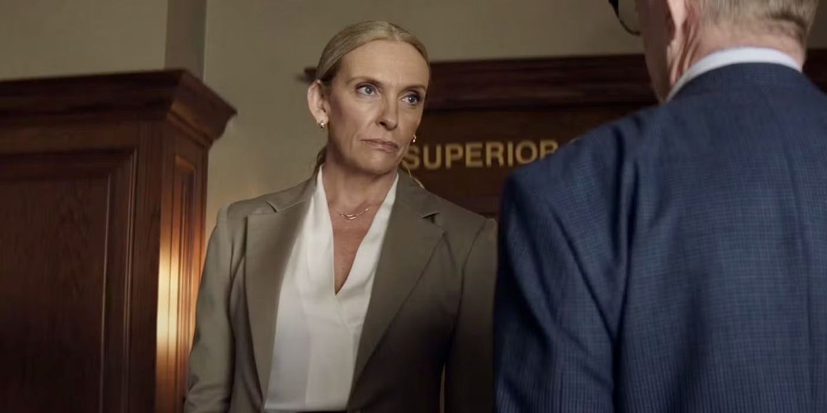 Toni Collette e J. K. Simmons in una scena di Giurato numero 2