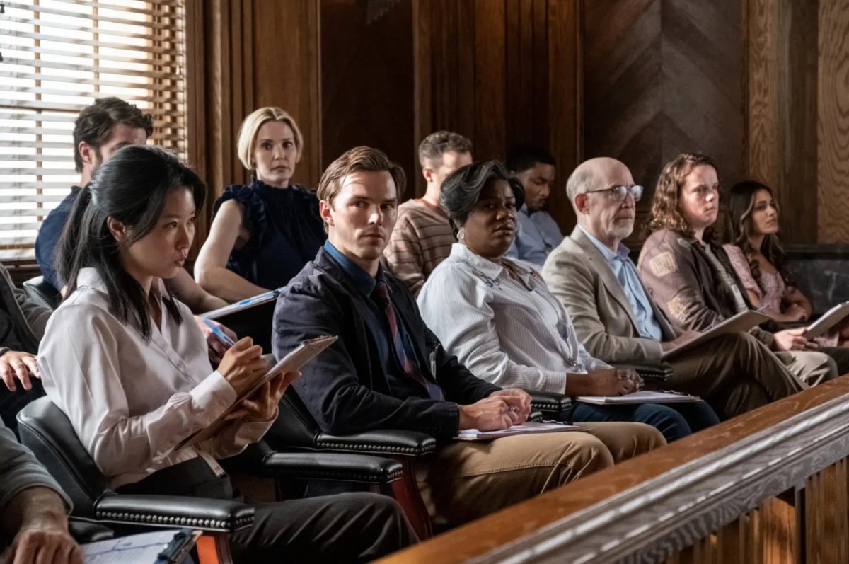 Nicholas Hoult, J.K Simmons e altri membri del cast in una scena di Giurato numero 2.