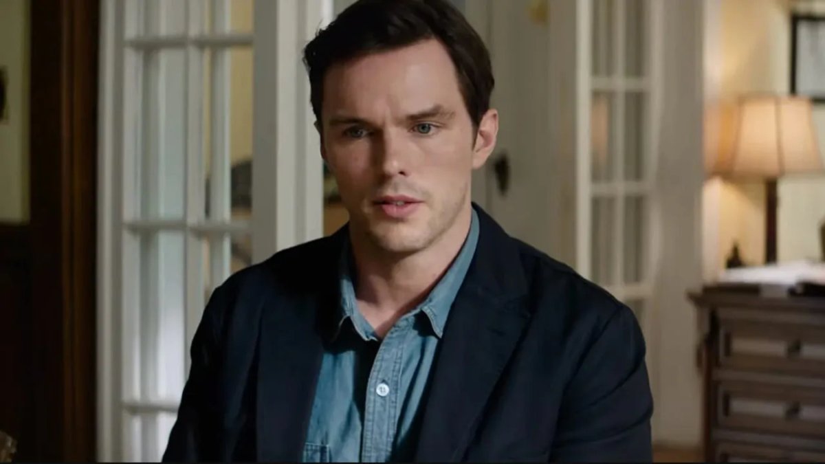 Nicholas Hoult in una scena di Giurato numero 2