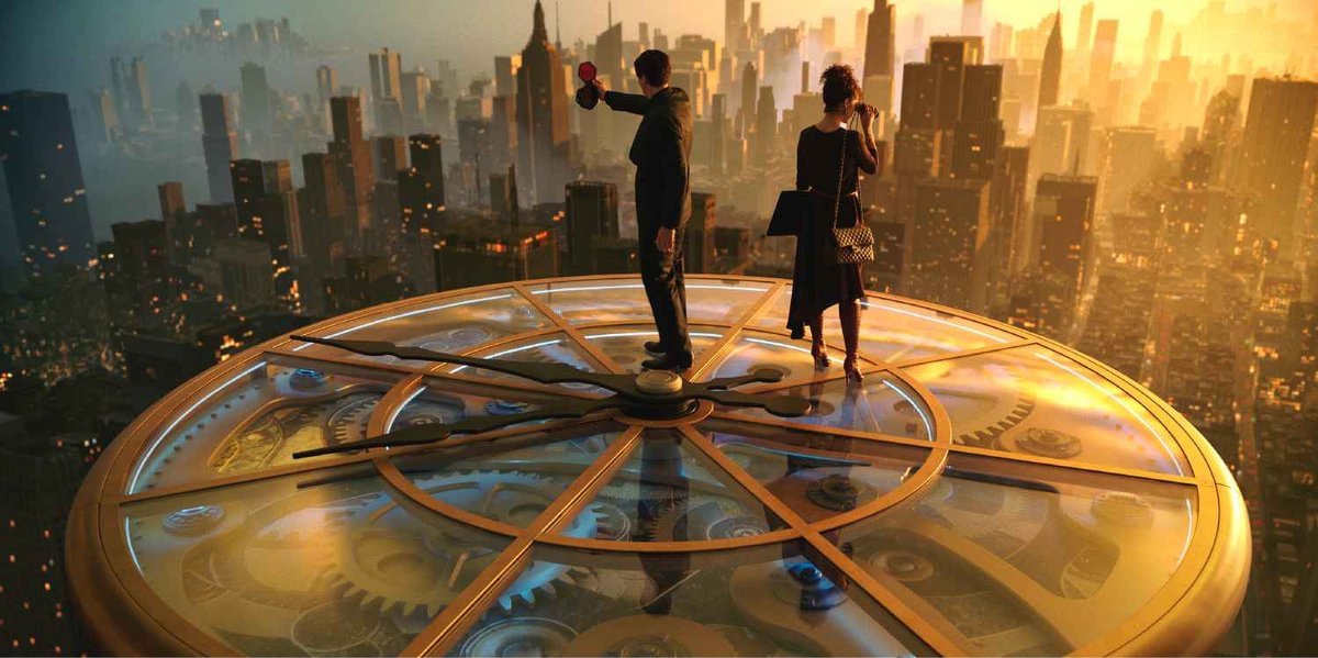 Due persone in piedi su un gigantesco orologio che domina una città futuristica al tramonto.