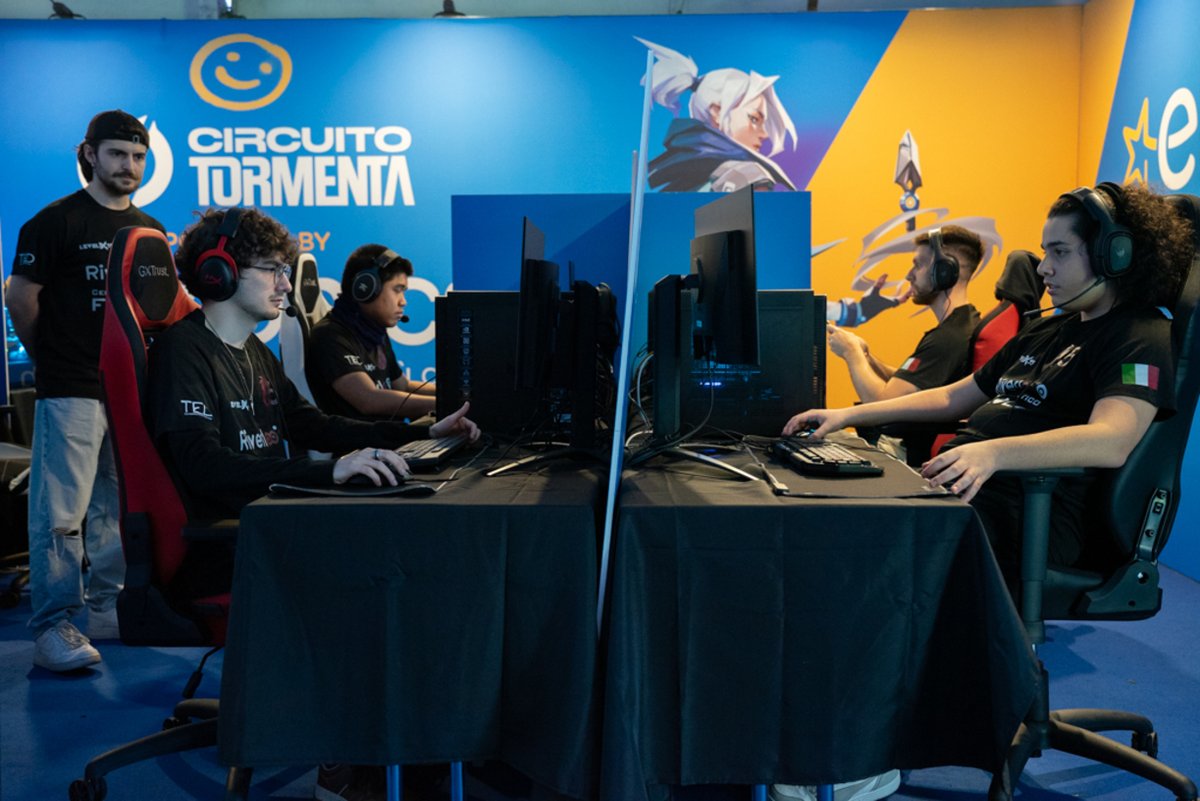 Team di Riverloop in un torneo di eSports, circuito Tormenta, ambiente competitivo.