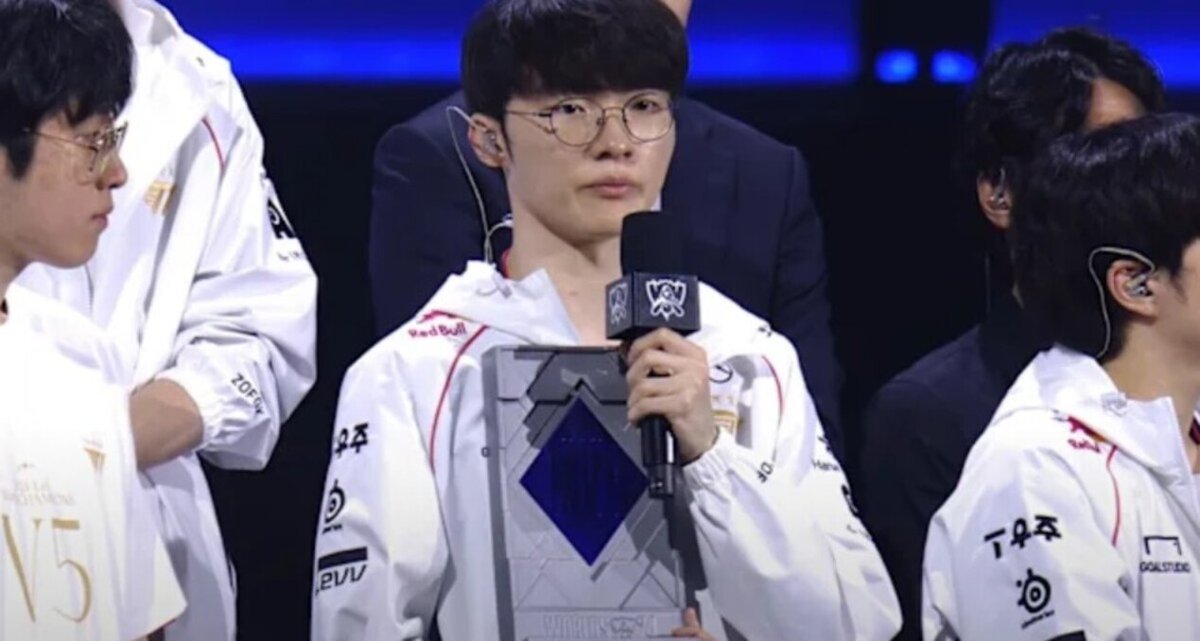 Faker con trofeo MVP durante mondiale di League of Legends.