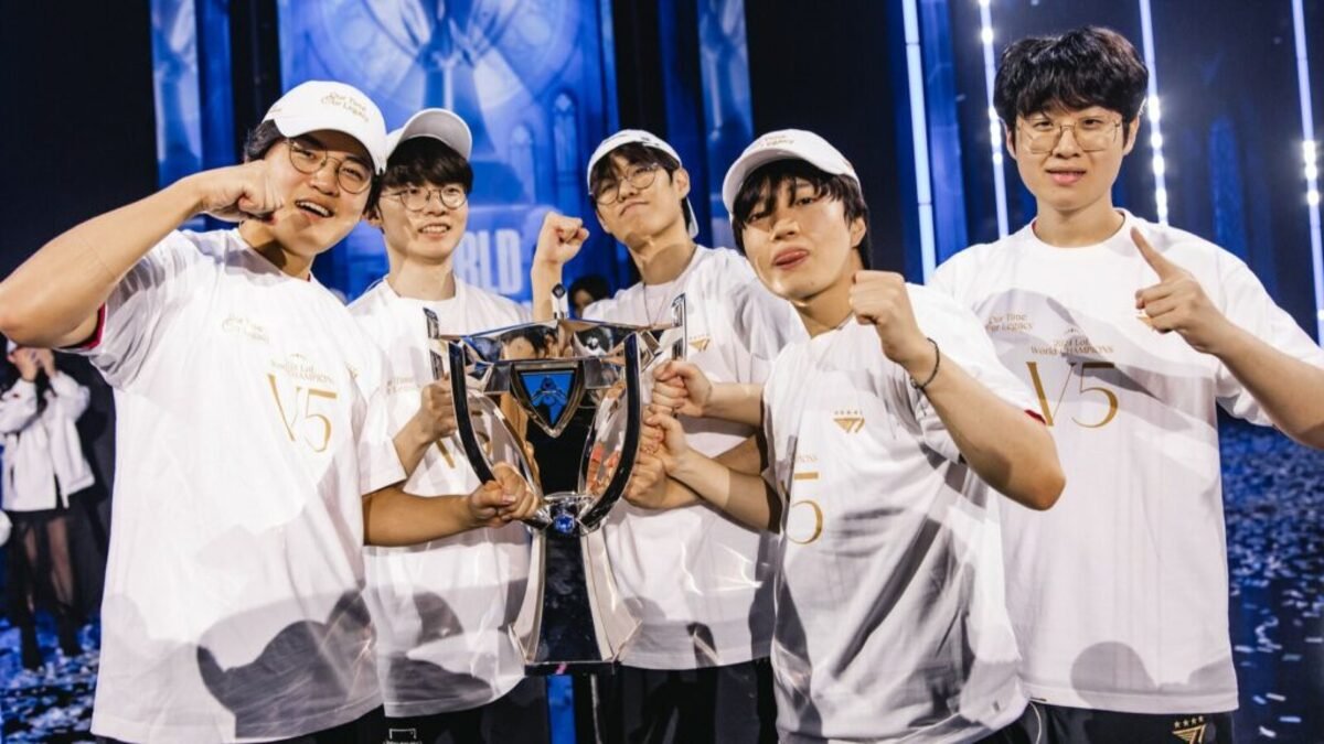T1 sollevano il trofeo del torneo mondiale in un momento di vittoria.