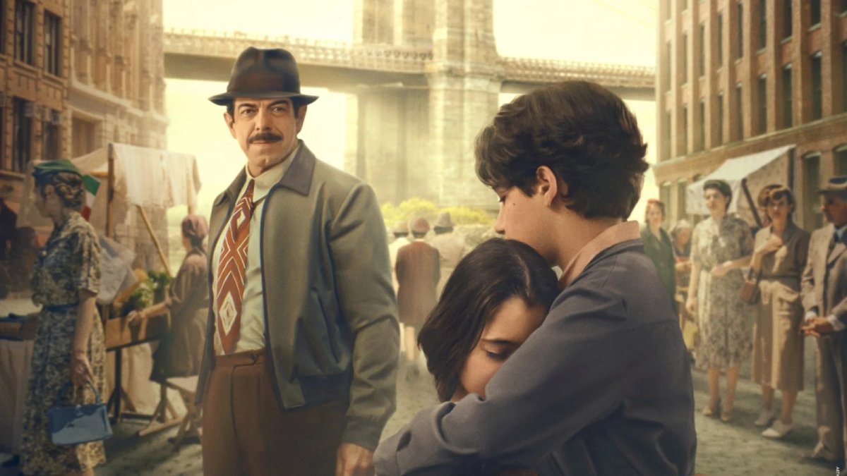 Napoli-New York, Recensione: una dolce storia di sogni e solidarietà Pierfrancesco Favino, Dea Lanzaro e Antonio Guerra in una scena di Napoli- New York.