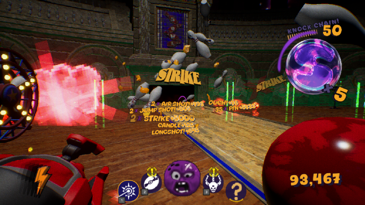 Gioco arcade di bowling virtuale con effetti speciali e punteggio Strike.