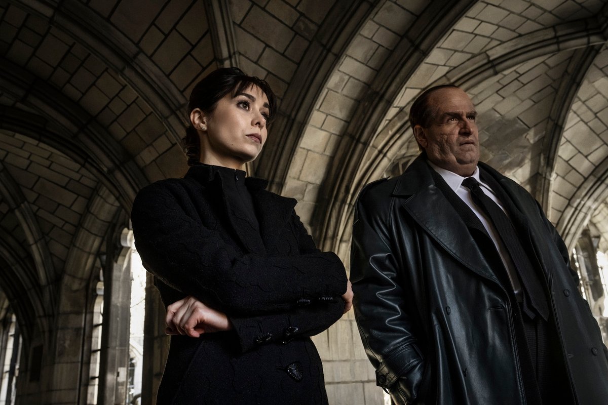 Cristin Milioti e Colin Farrell in una scena di The Penguin.