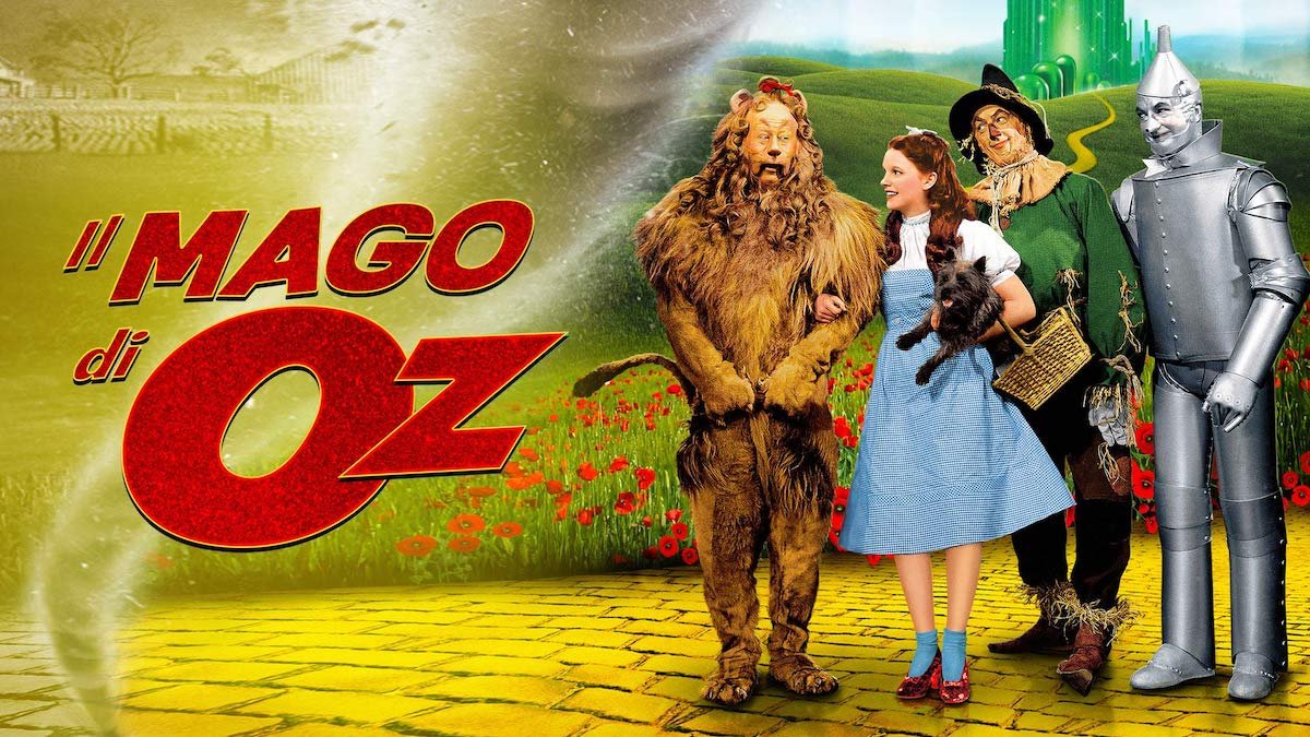 Wicked vs Il Mago di Oz: Confronto tra i due film iconici sul mondo di Oz Personaggi iconici del film classico Il Mago di Oz sul sentiero dorato.