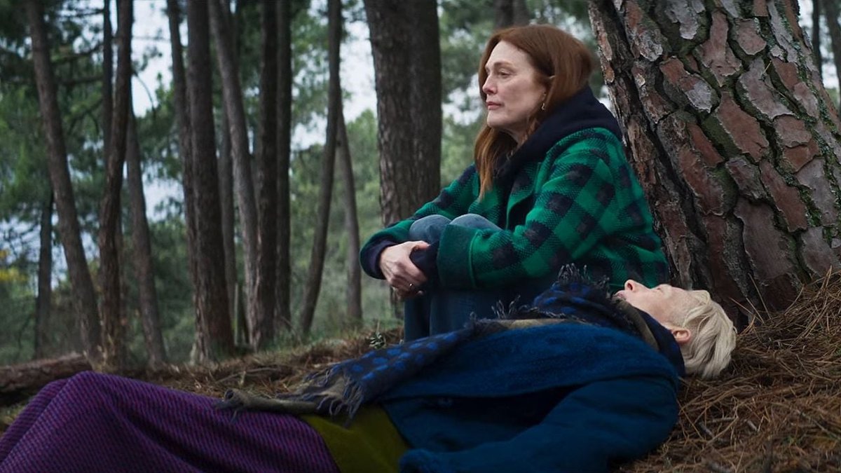 Una scena dal film, La stanza accanto.