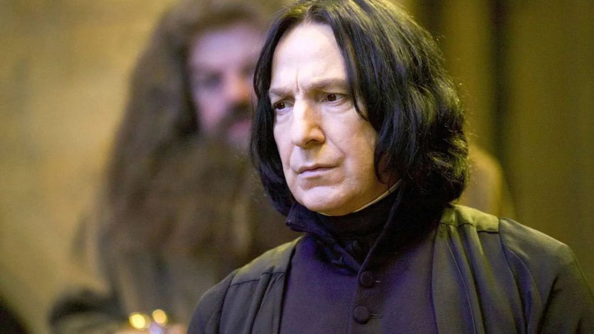Alan Rickman nei panni di Severus Piton in una scena di Harry Potter.