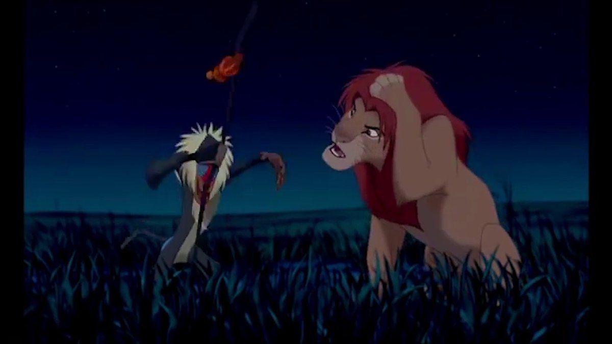 Rafiki tira una mazzata in testa a Simba in Il Re Leone.