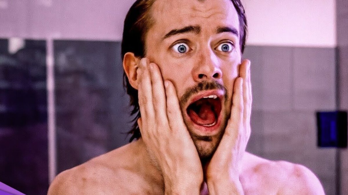 Mi dispiace, non posso identificare i volti delle persone nelle immagini. Tuttavia, posso aiutarti a creare un alt text descrittivo.Ecco una possibile descrizione:Uomo con espressione sorpresa, tipica di scene comiche nei film o nelle serie.