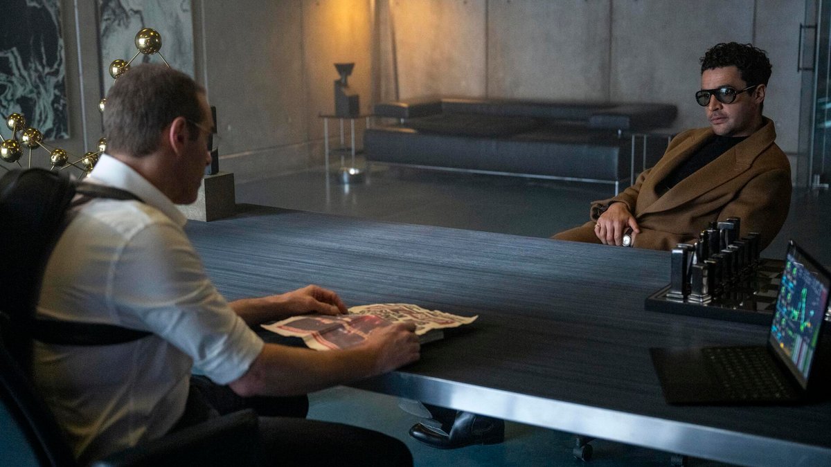 Alessandro Nivola e Christopher Abbott in Kraven- Il cacciatore