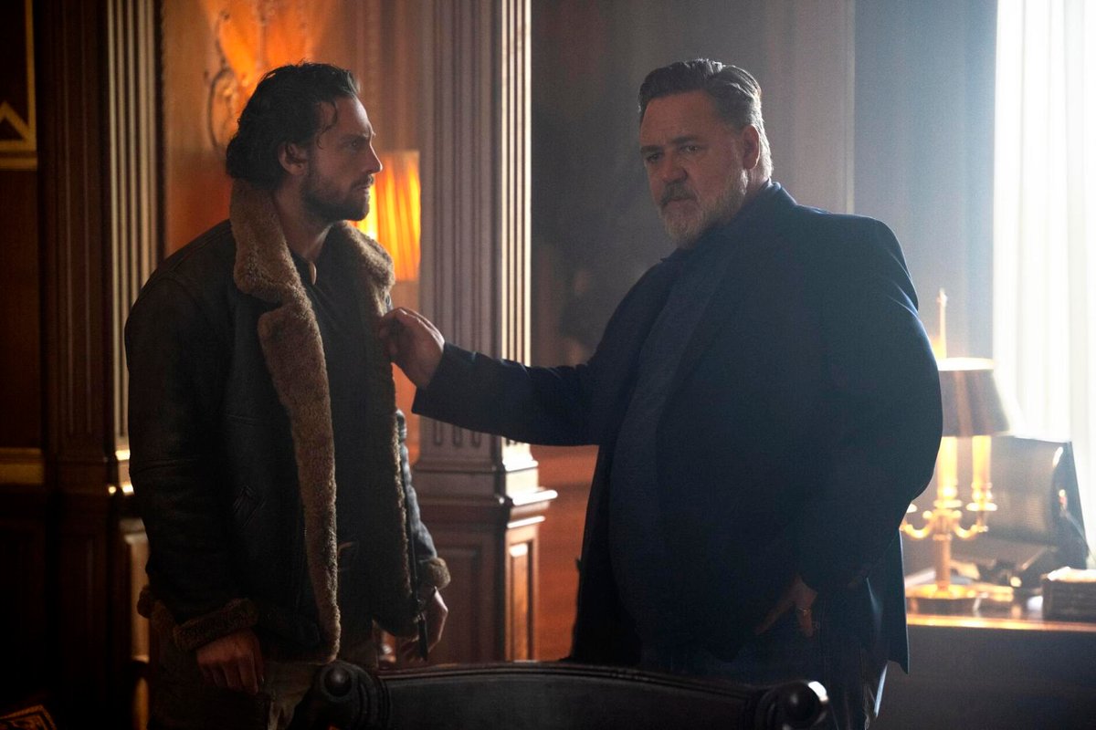Aaron Taylor-Johnson e Russel Crowe in Kraven - Il cacciatore.