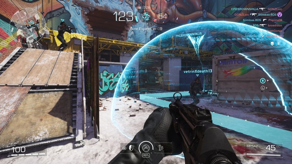 Giocatori in azione durante una partita in XDefiant, multiplayer futuristico.