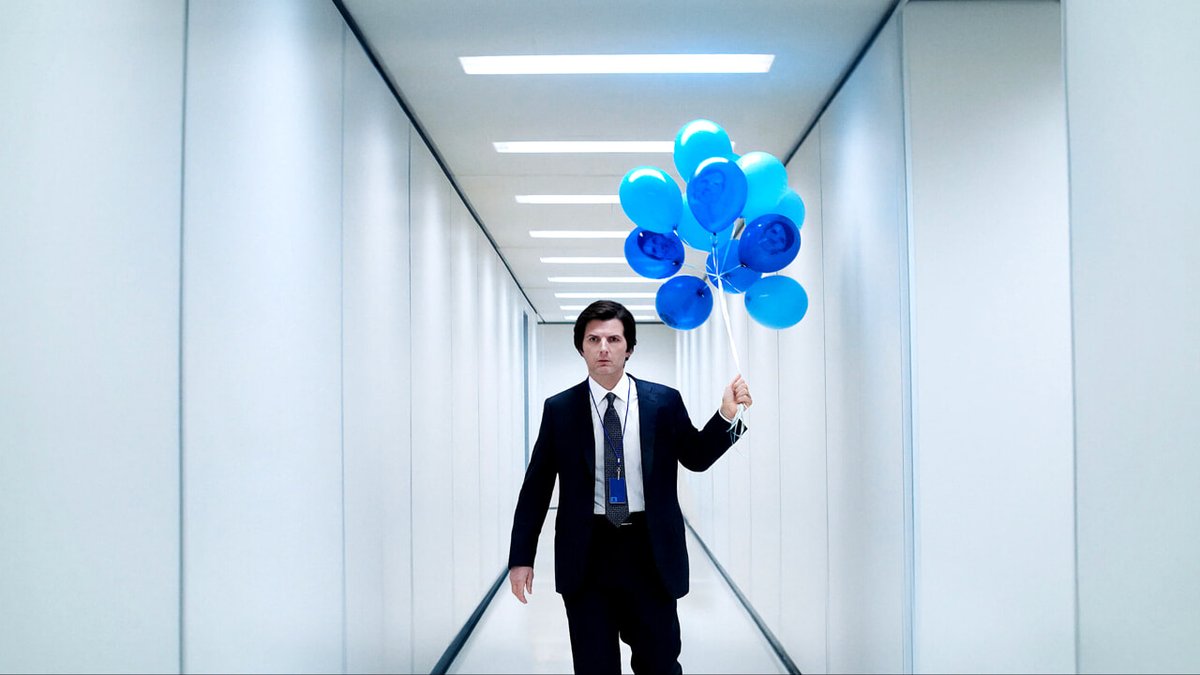 Una scena dalla serie tv disponibile su Apple TV+, Scissione.