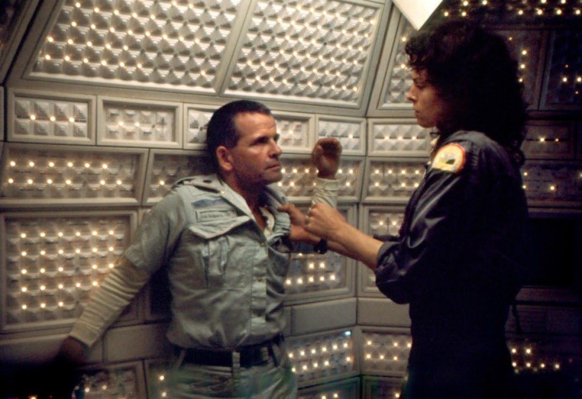 Una scena del primo film Alien con Ian Holm nel ruolo del sintetico Ash.