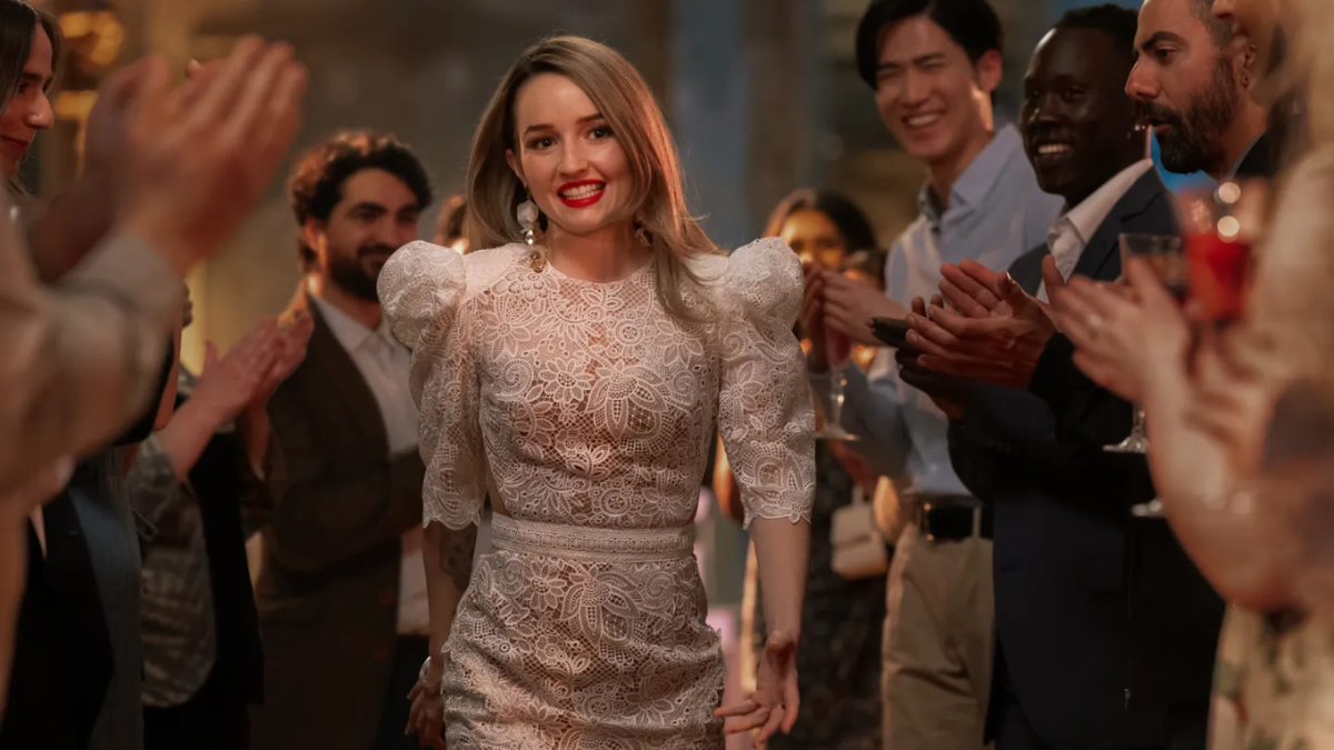L'attrice Kaitlyn Dever nel ruolo di Belle Gibson in Apple Cider Vinegar.