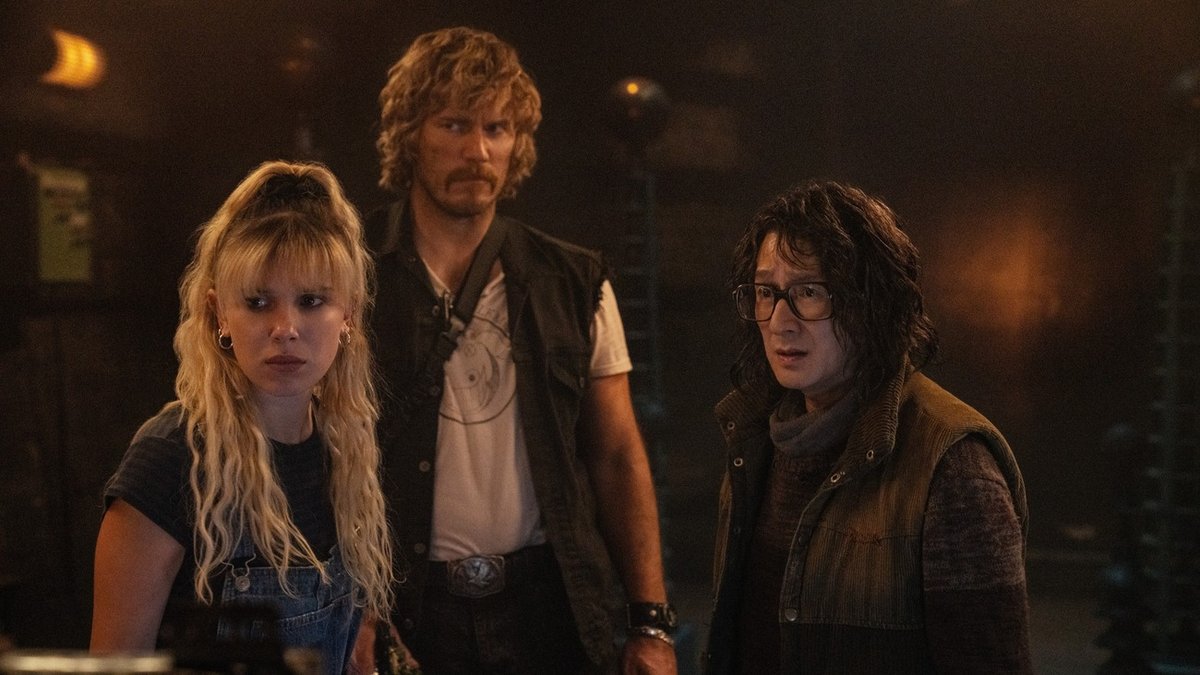 Un'immagine da The Electric State con Millie Bobby Brown, Chris Pratt e Ke Huy Quan.