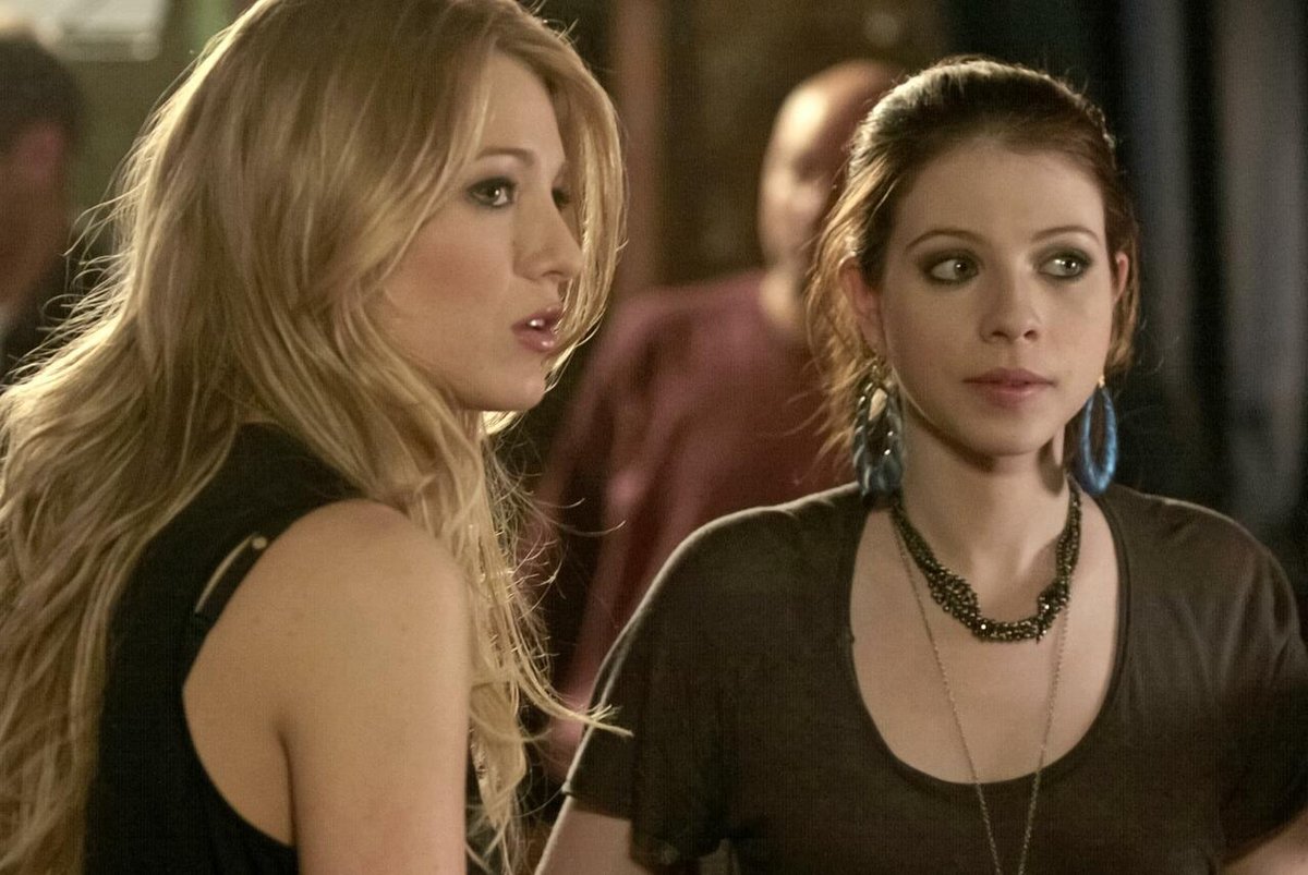 Michelle Trachtenberg e Blake Lively nella serie tv Gossip Girl.